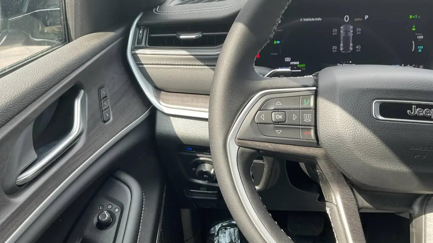 2025 Jeep Grand Cherokee 1C4RJYB68S8690590