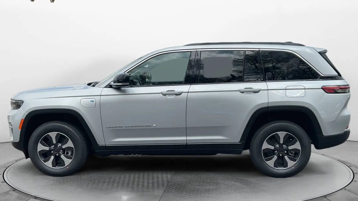 2025 Jeep Grand Cherokee 1C4RJYB68S8690590