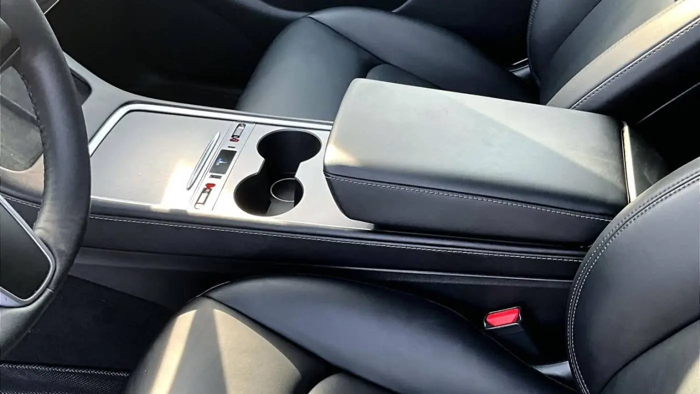 2024 Tesla Model Y 7SAYGDEE0RA225883
