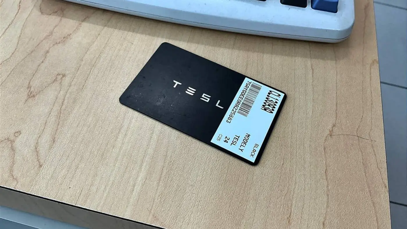 2024 Tesla Model Y 7SAYGDEE0RA225883