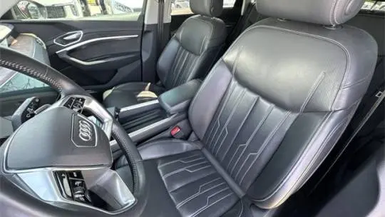 2019 Audi e-tron WA1VABGE4KB019278