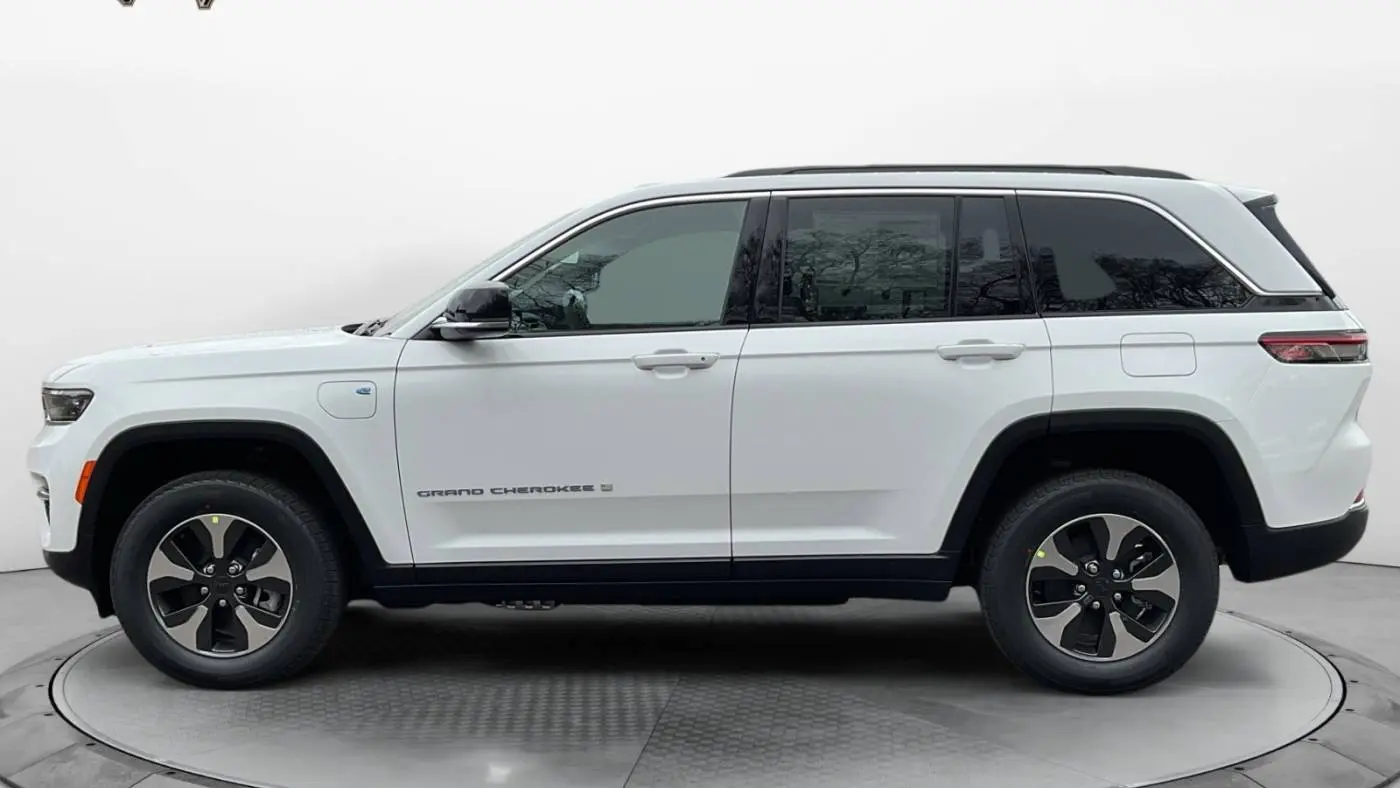 2025 Jeep Grand Cherokee 1C4RJYB61S8690592