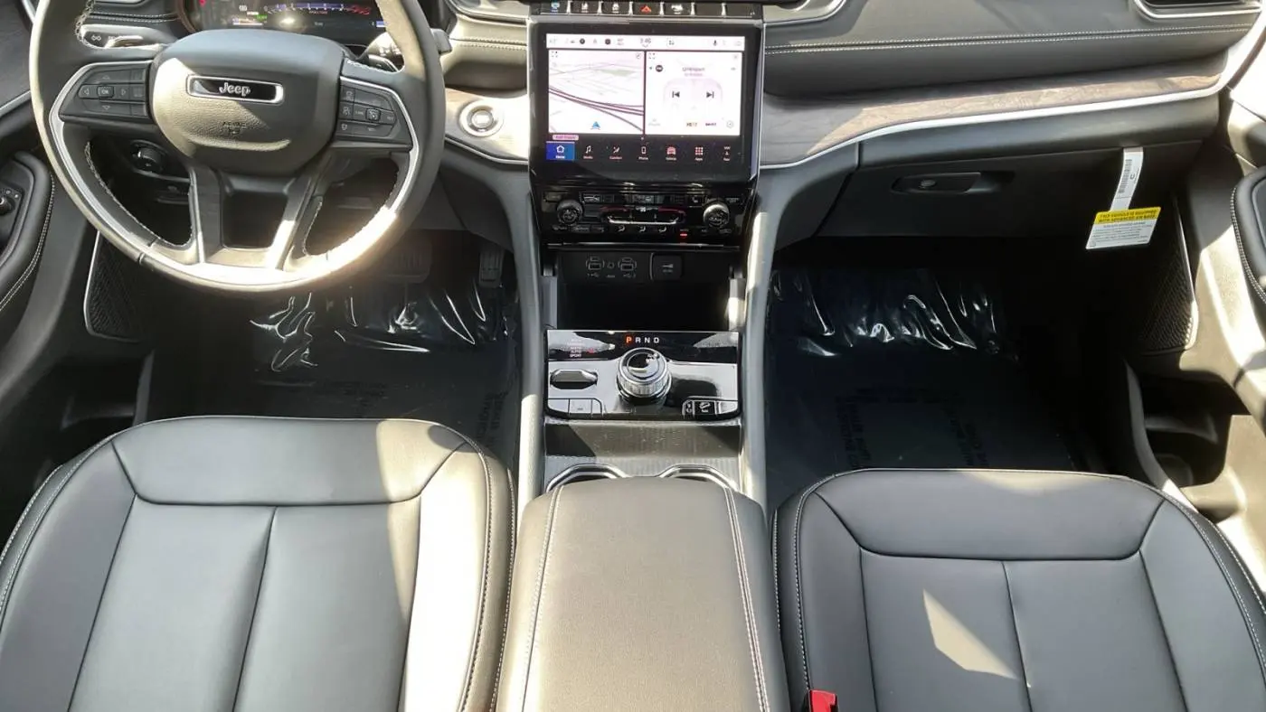 2025 Jeep Grand Cherokee 1C4RJYB62S8690584