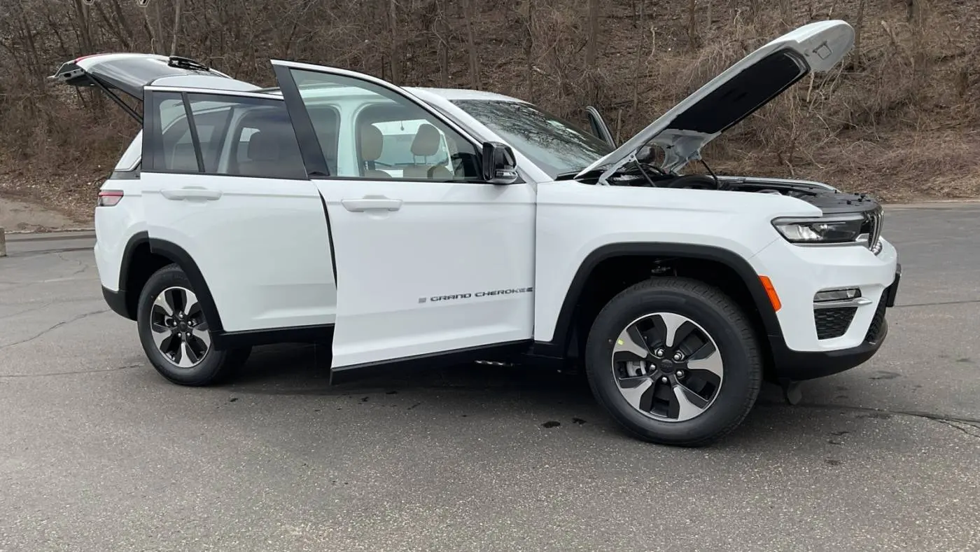 2025 Jeep Grand Cherokee 1C4RJYB61S8690592