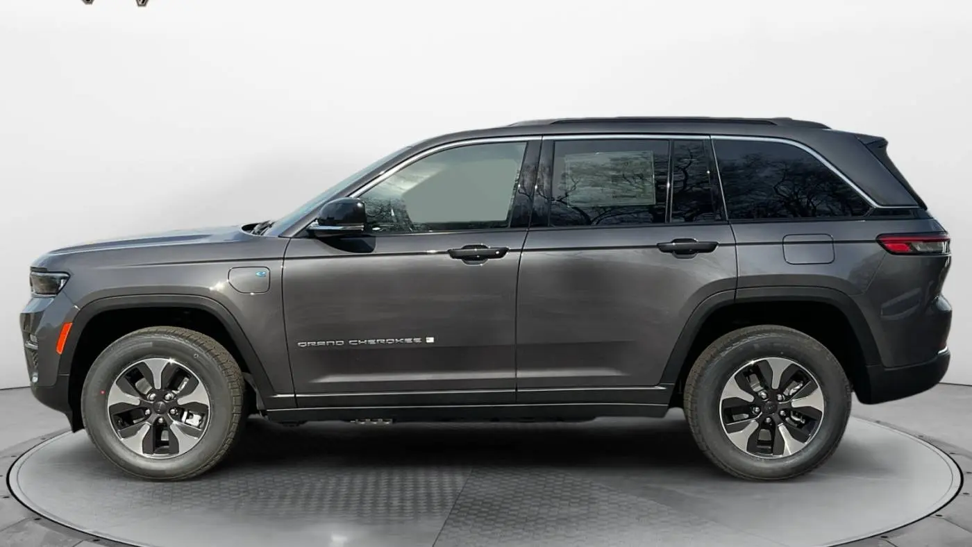 2025 Jeep Grand Cherokee 1C4RJYB62S8690584