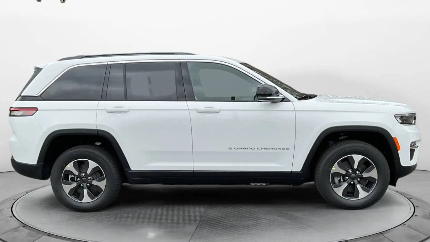 2025 Jeep Grand Cherokee 1C4RJYB61S8690592
