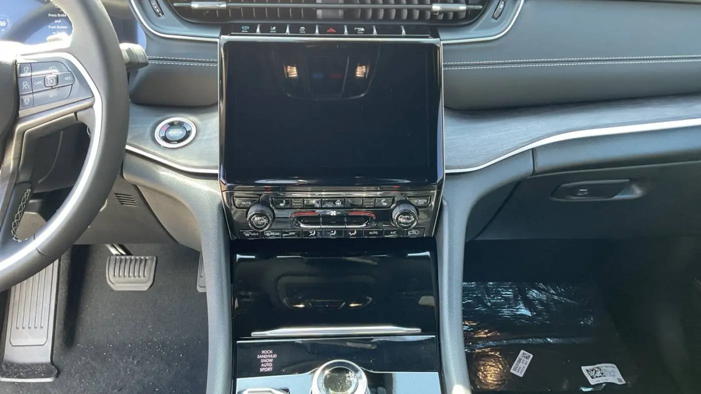 2025 Jeep Grand Cherokee 1C4RJYB66S8690586