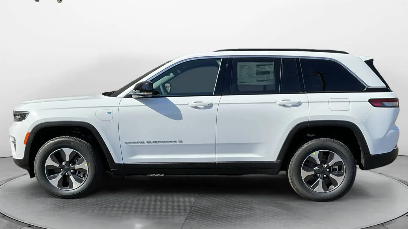 2025 Jeep Grand Cherokee 1C4RJYB66S8690586