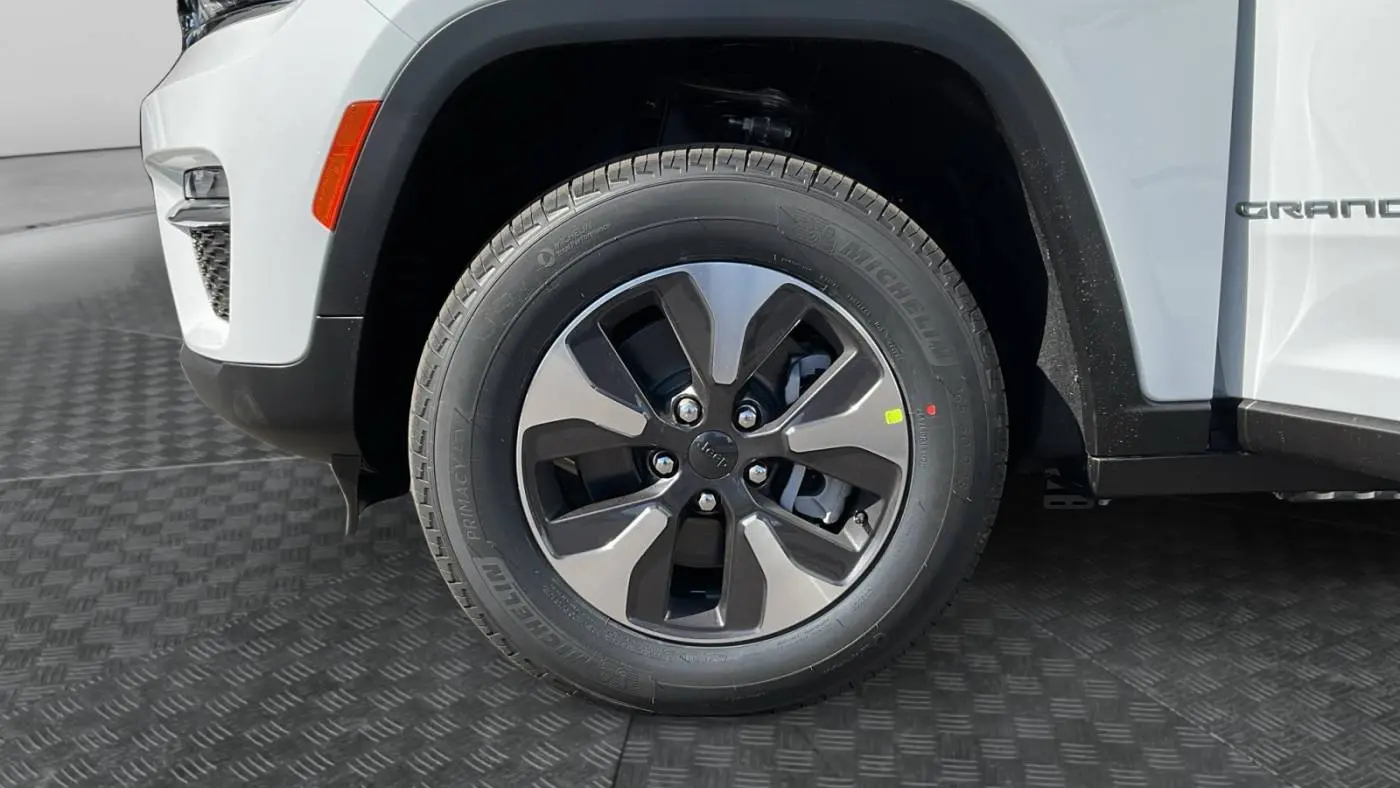 2025 Jeep Grand Cherokee 1C4RJYB66S8690586