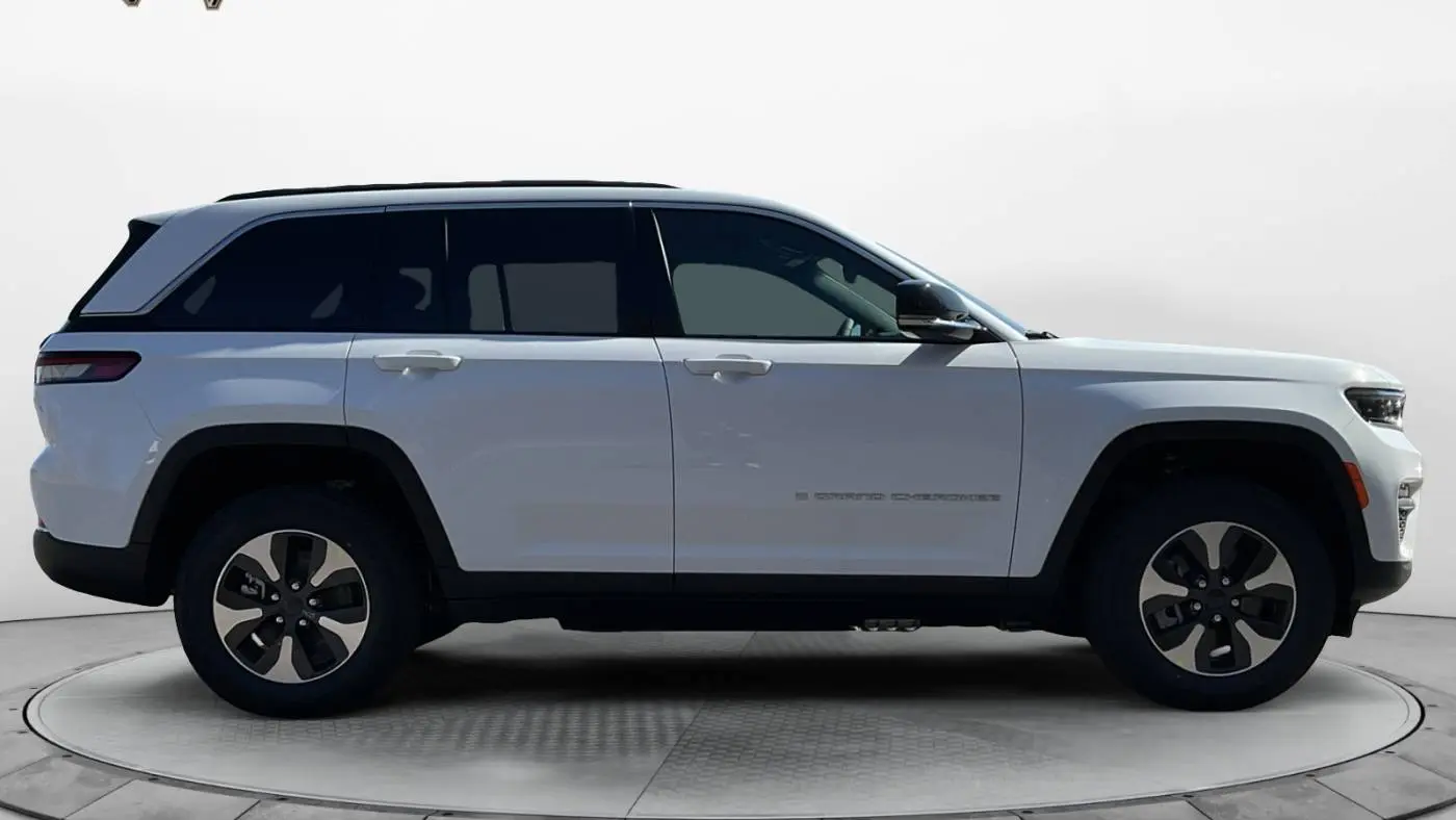 2025 Jeep Grand Cherokee 1C4RJYB66S8690586