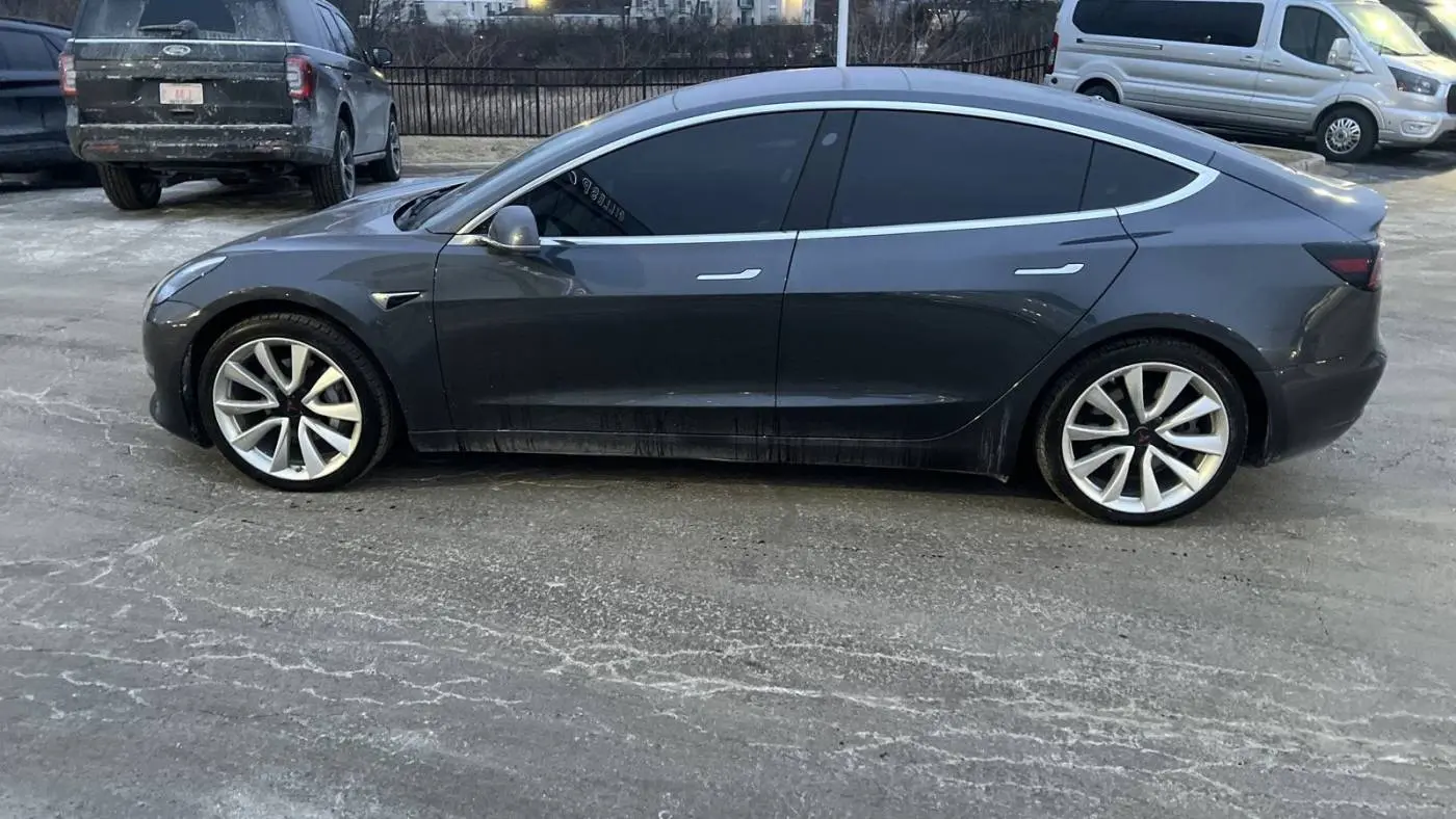2018 Tesla Model 3 5YJ3E1EB9JF116475