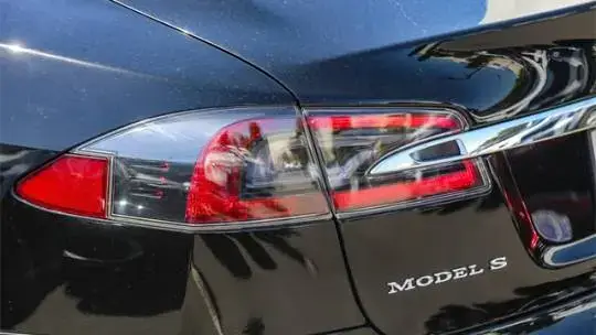 2015 Tesla Model S - Images - 11