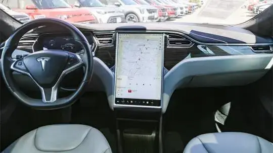 2015 Tesla Model S - Images - 14