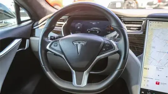 2015 Tesla Model S - Images - 16