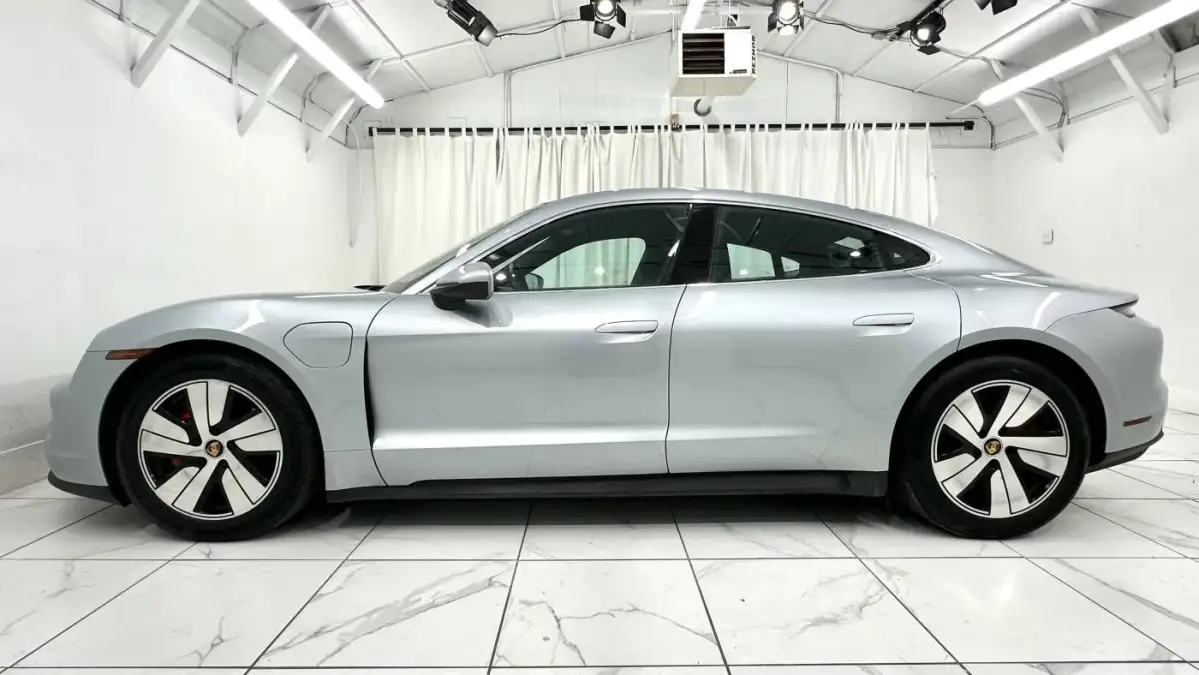 2022 Porsche Taycan - Images - 2