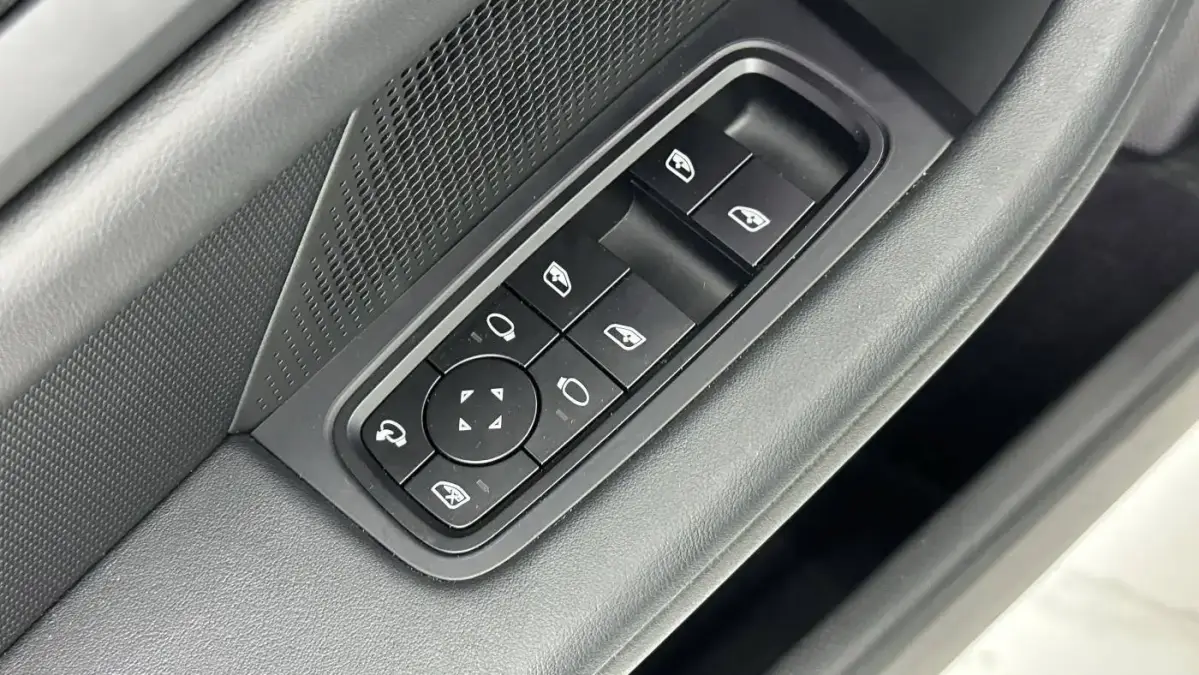 2022 Porsche Taycan - Images - 25
