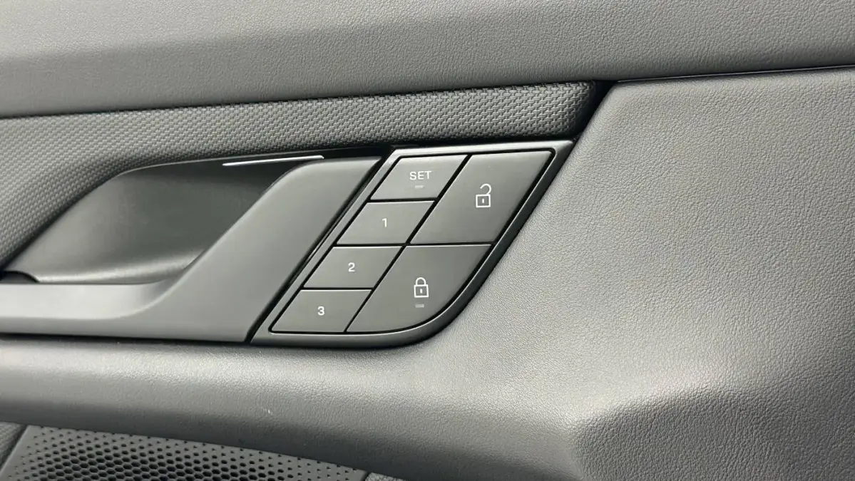 2022 Porsche Taycan - Images - 26