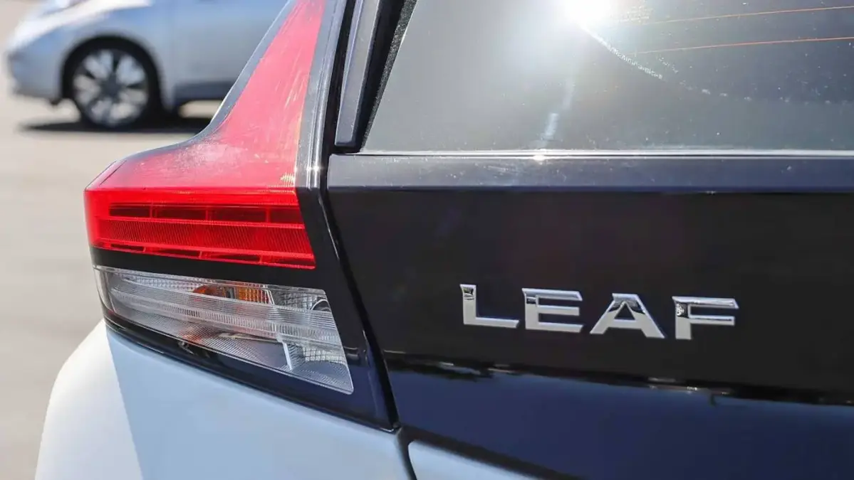 2018 Nissan LEAF - Images - 8