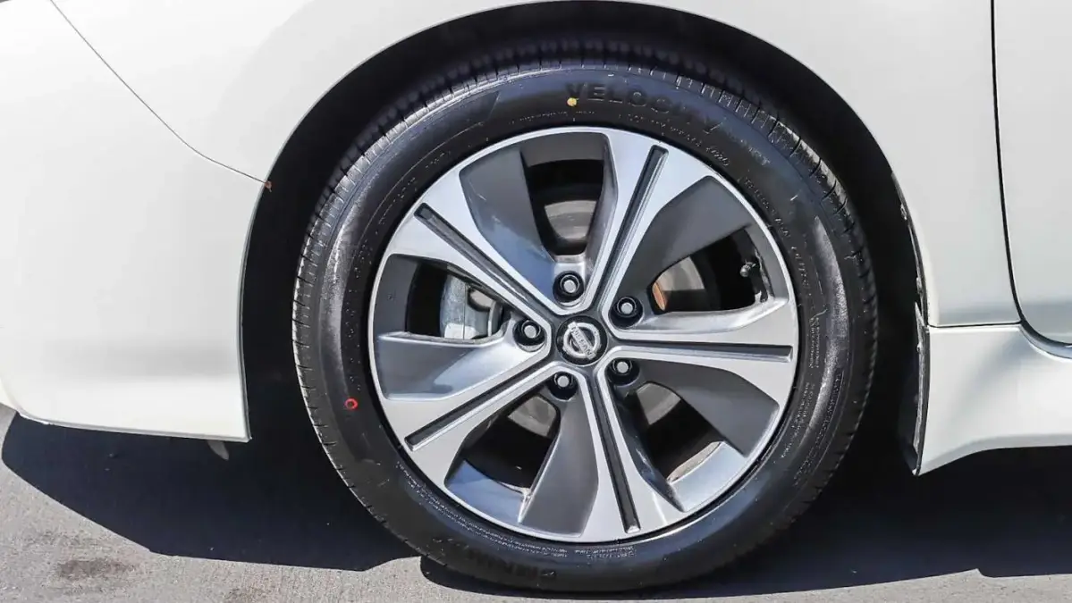 2018 Nissan LEAF - Images - 9
