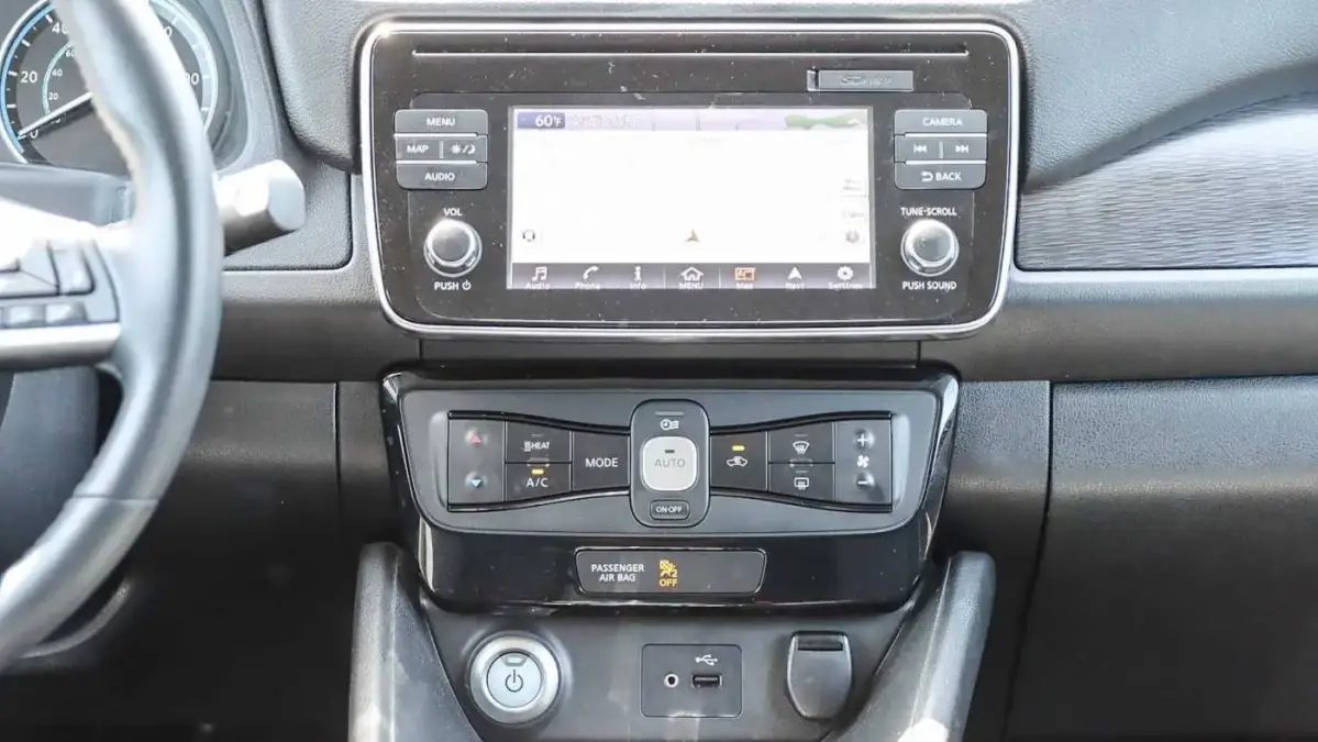 2018 Nissan LEAF - Images - 12