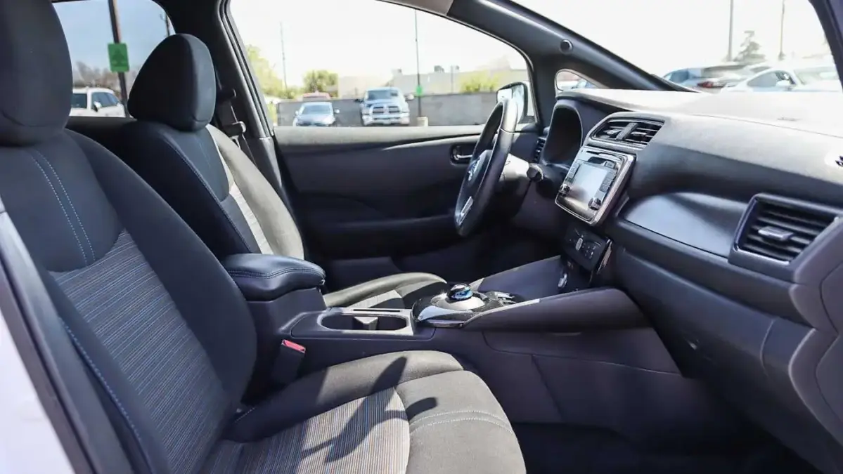 2018 Nissan LEAF - Images - 15