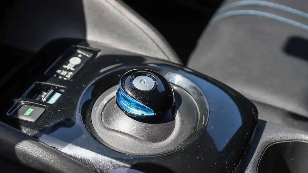 2018 Nissan LEAF - Images - 18