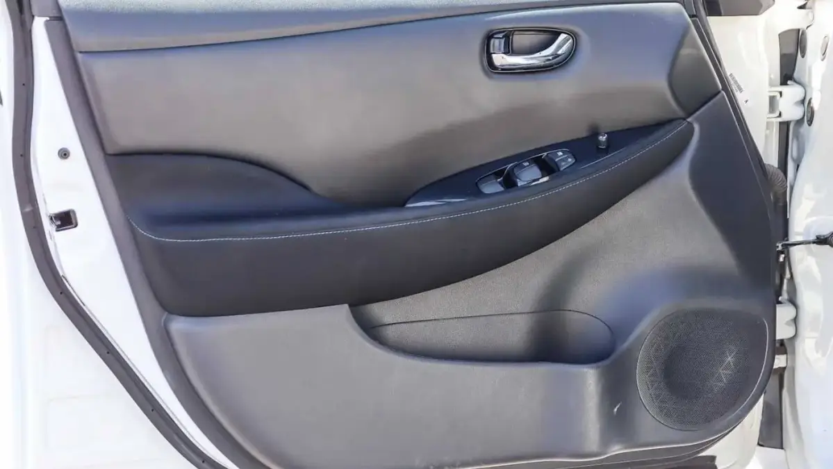 2018 Nissan LEAF - Images - 19