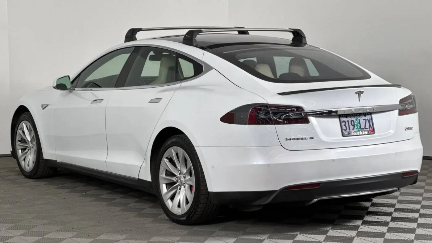 2015 Tesla Model S 5YJSA1E45FF109538