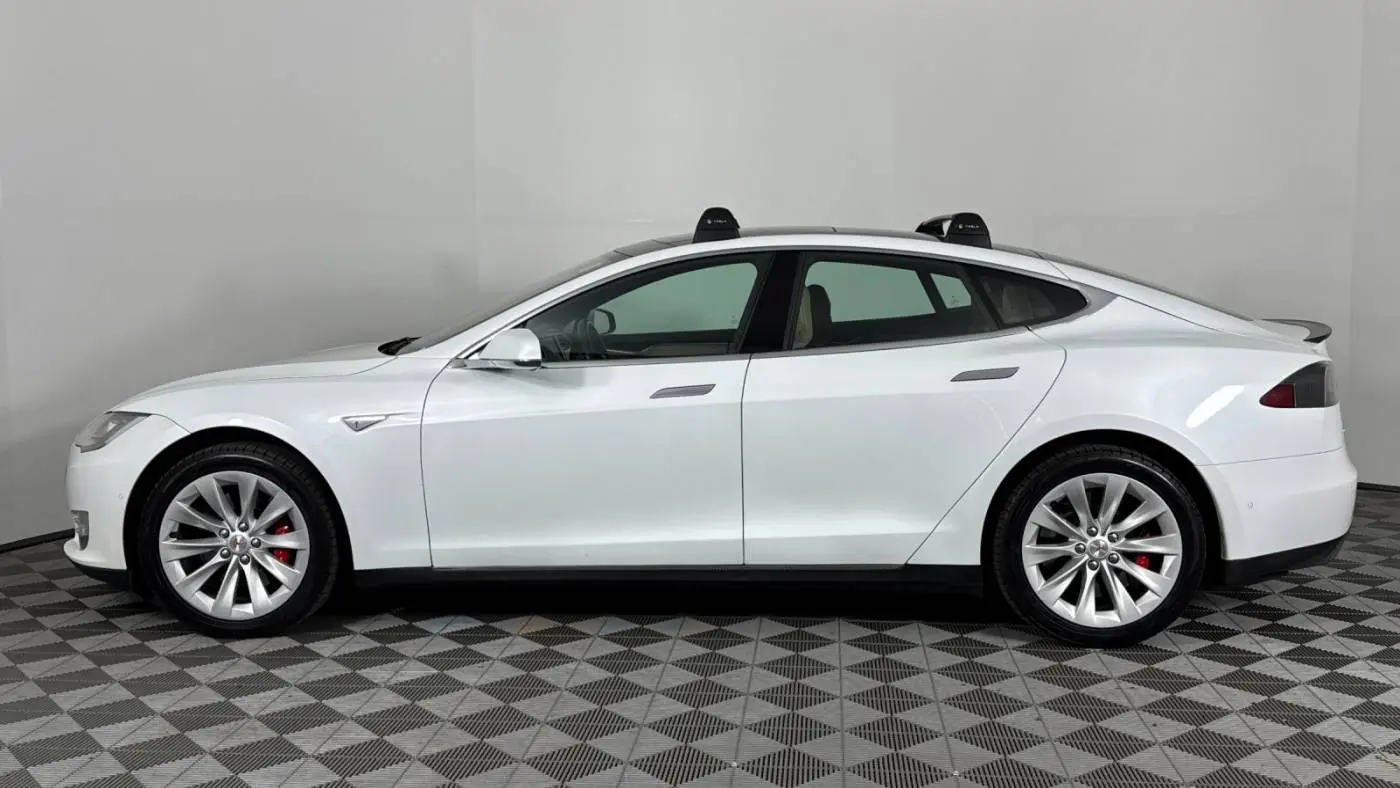 2015 Tesla Model S 5YJSA1E45FF109538