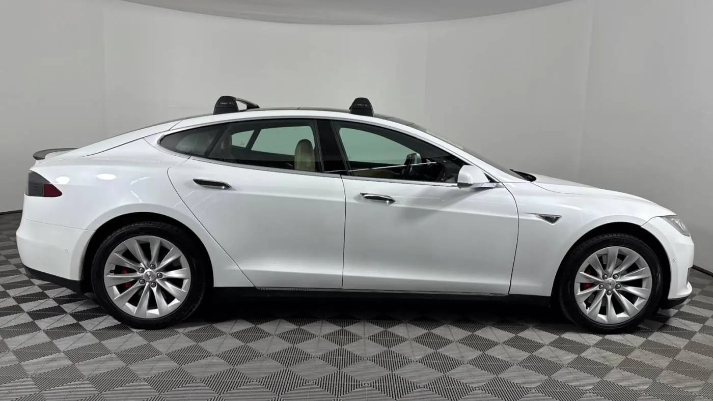 2015 Tesla Model S 5YJSA1E45FF109538