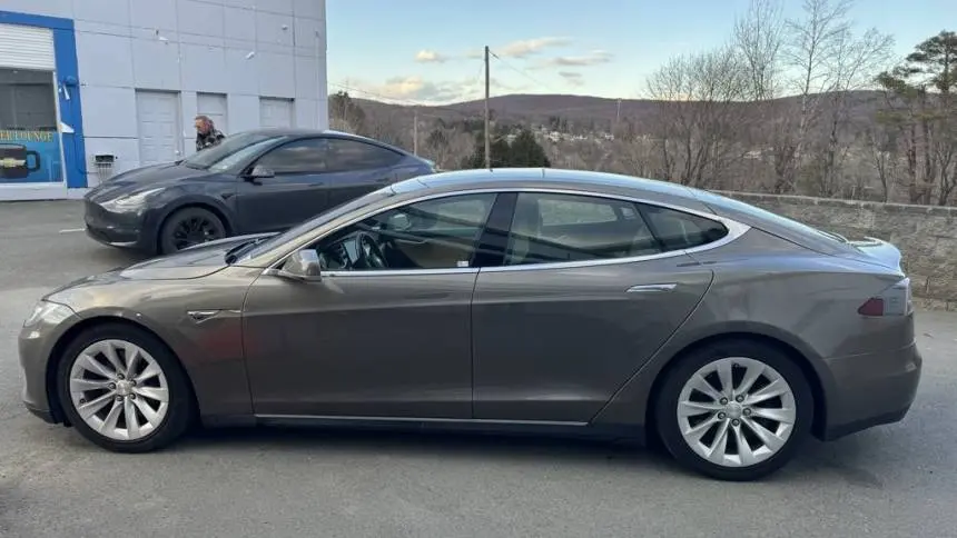 2016 Tesla Model S 5YJSA1E22GF134042