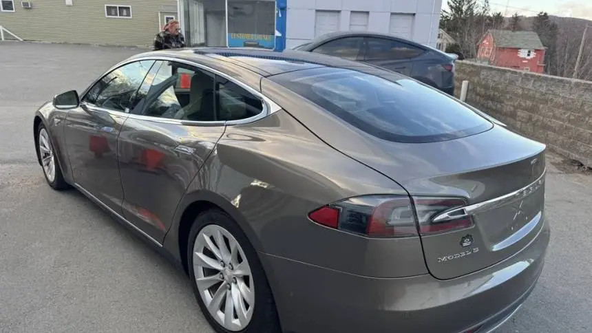 2016 Tesla Model S 5YJSA1E22GF134042