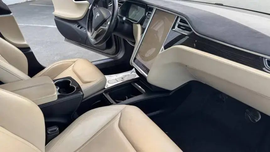 2016 Tesla Model S - Images - 11