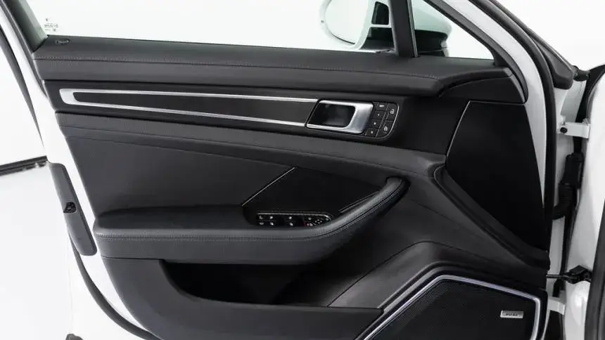 2022 Porsche Panamera - Images - 15