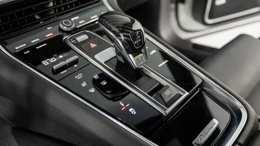 2022 Porsche Panamera - Images - 22