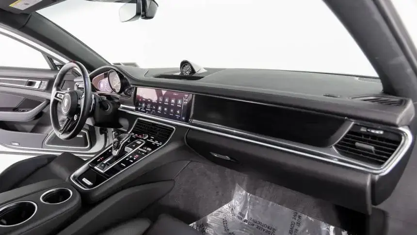 2022 Porsche Panamera - Images - 31