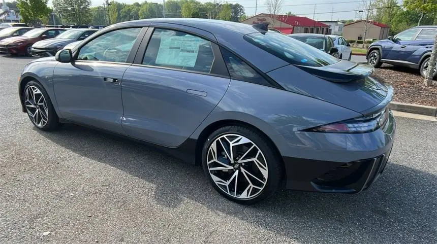 2025 Hyundai IONIQ 6 KMHM34AA1SA098052