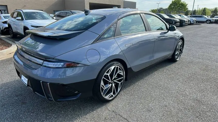 2025 Hyundai IONIQ 6 KMHM34AA1SA098052