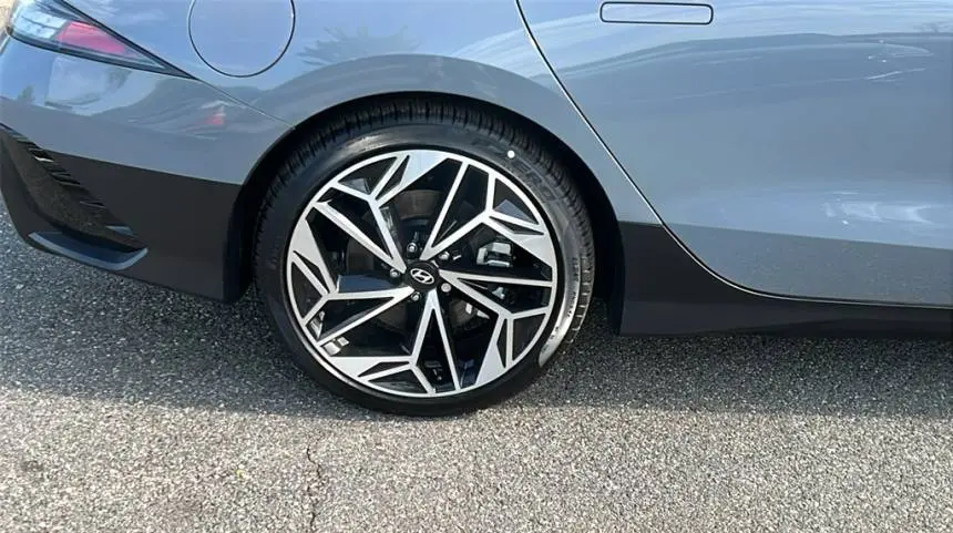 2025 Hyundai IONIQ 6 KMHM34AA1SA098052
