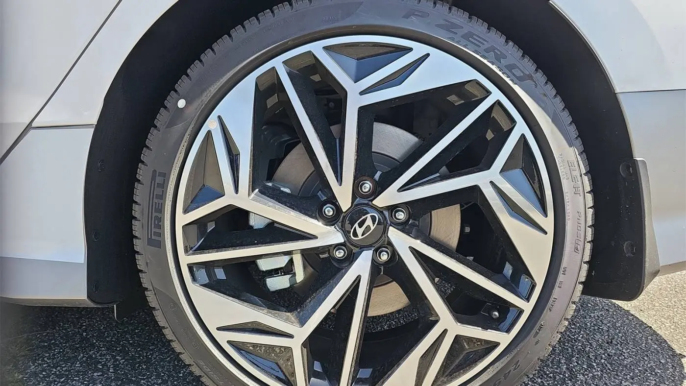 2025 Hyundai IONIQ 6 KMHM34AA6SA085930