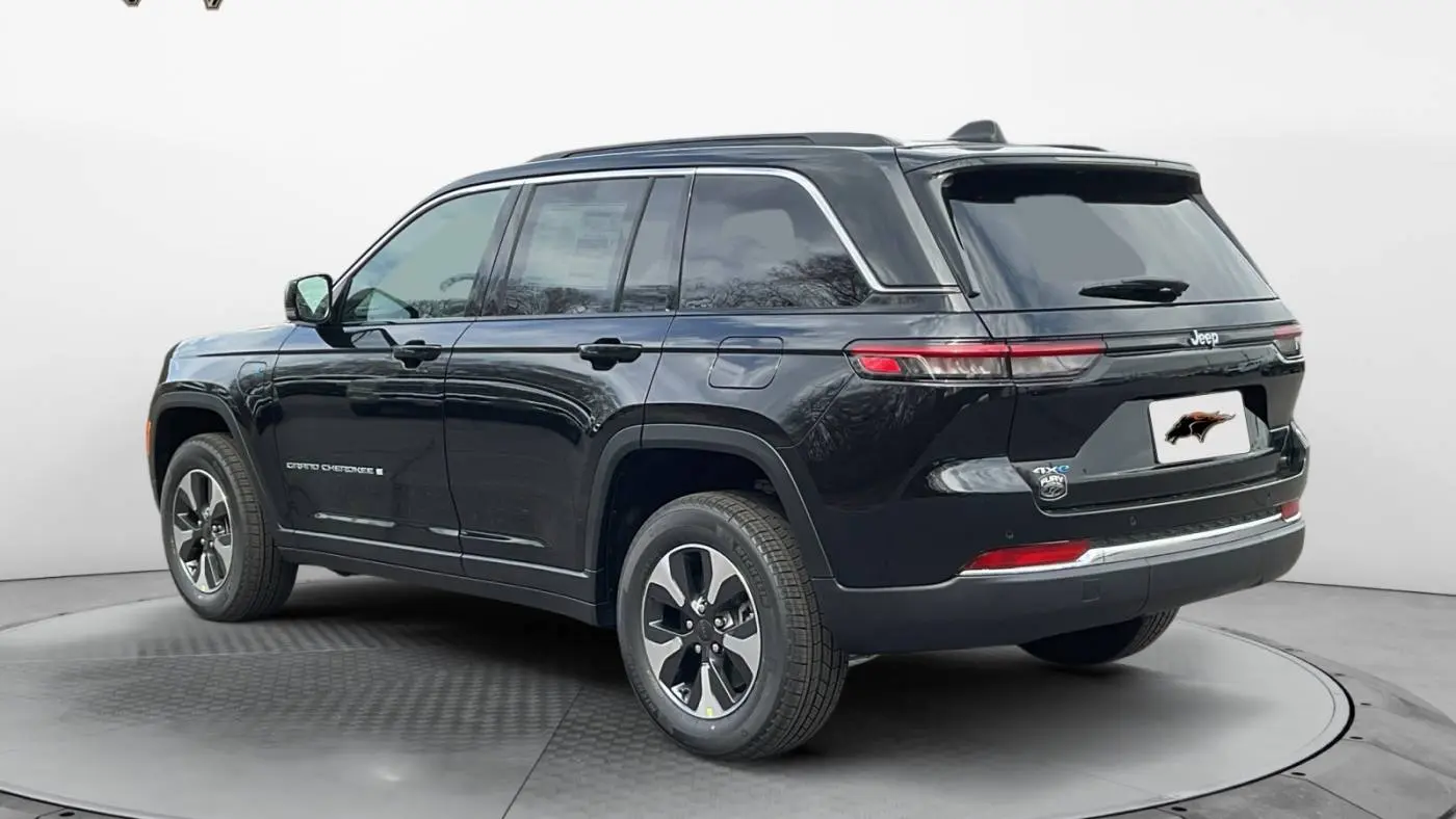 2025 Jeep Grand Cherokee 1C4RJYB61S8690589