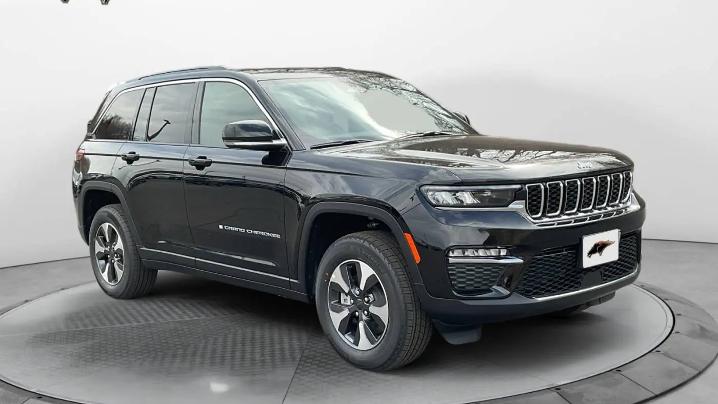 2025 Jeep Grand Cherokee 1C4RJYB61S8690589