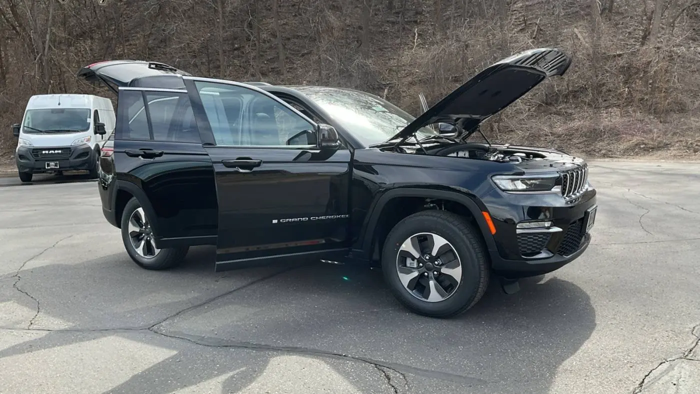 2025 Jeep Grand Cherokee 1C4RJYB61S8690589