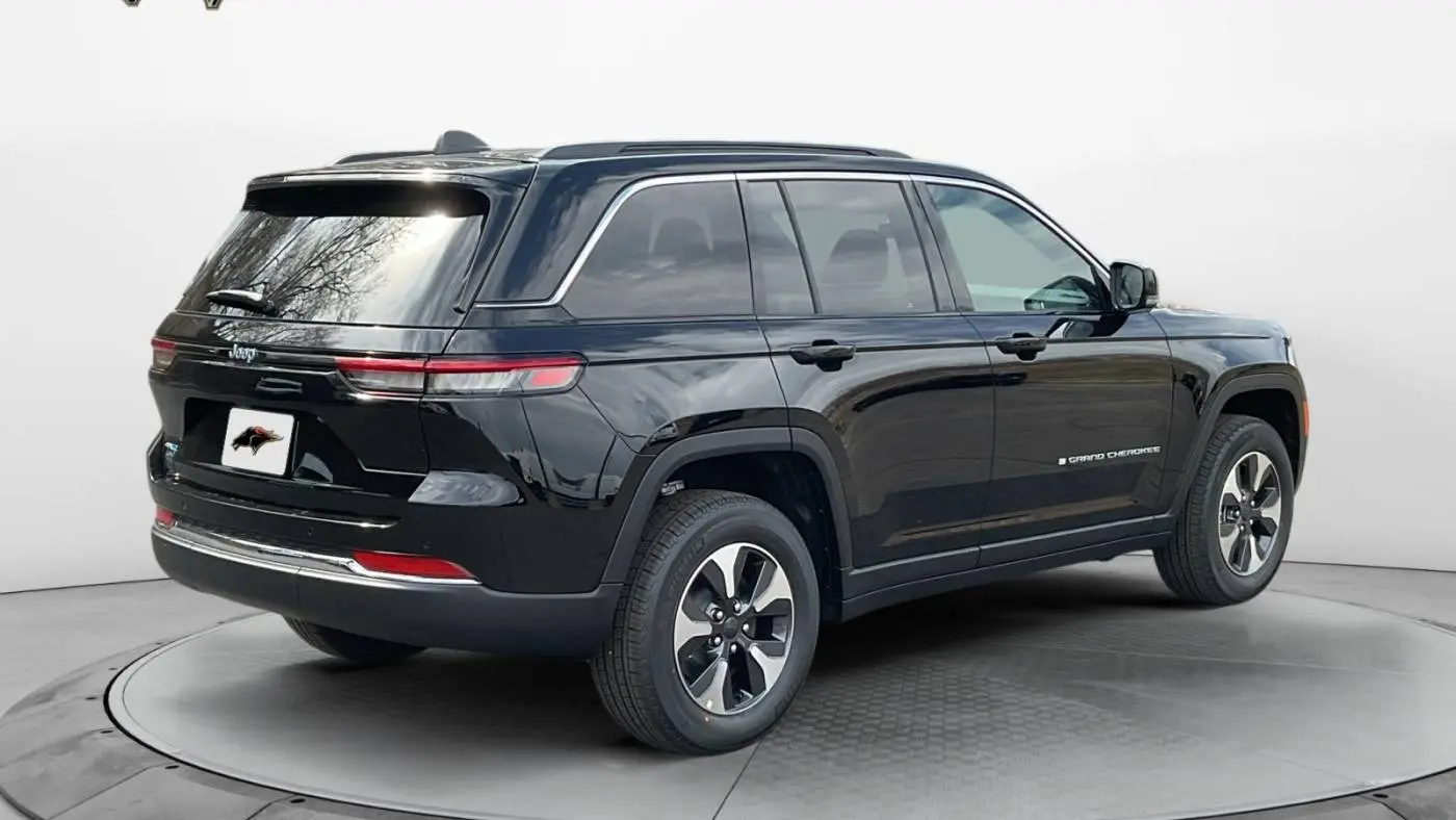 2025 Jeep Grand Cherokee 1C4RJYB61S8690589