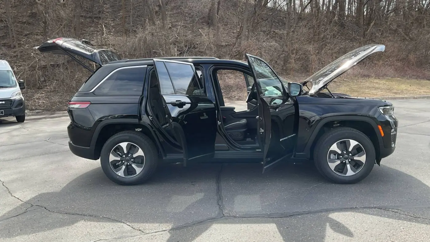 2025 Jeep Grand Cherokee 1C4RJYB61S8690589