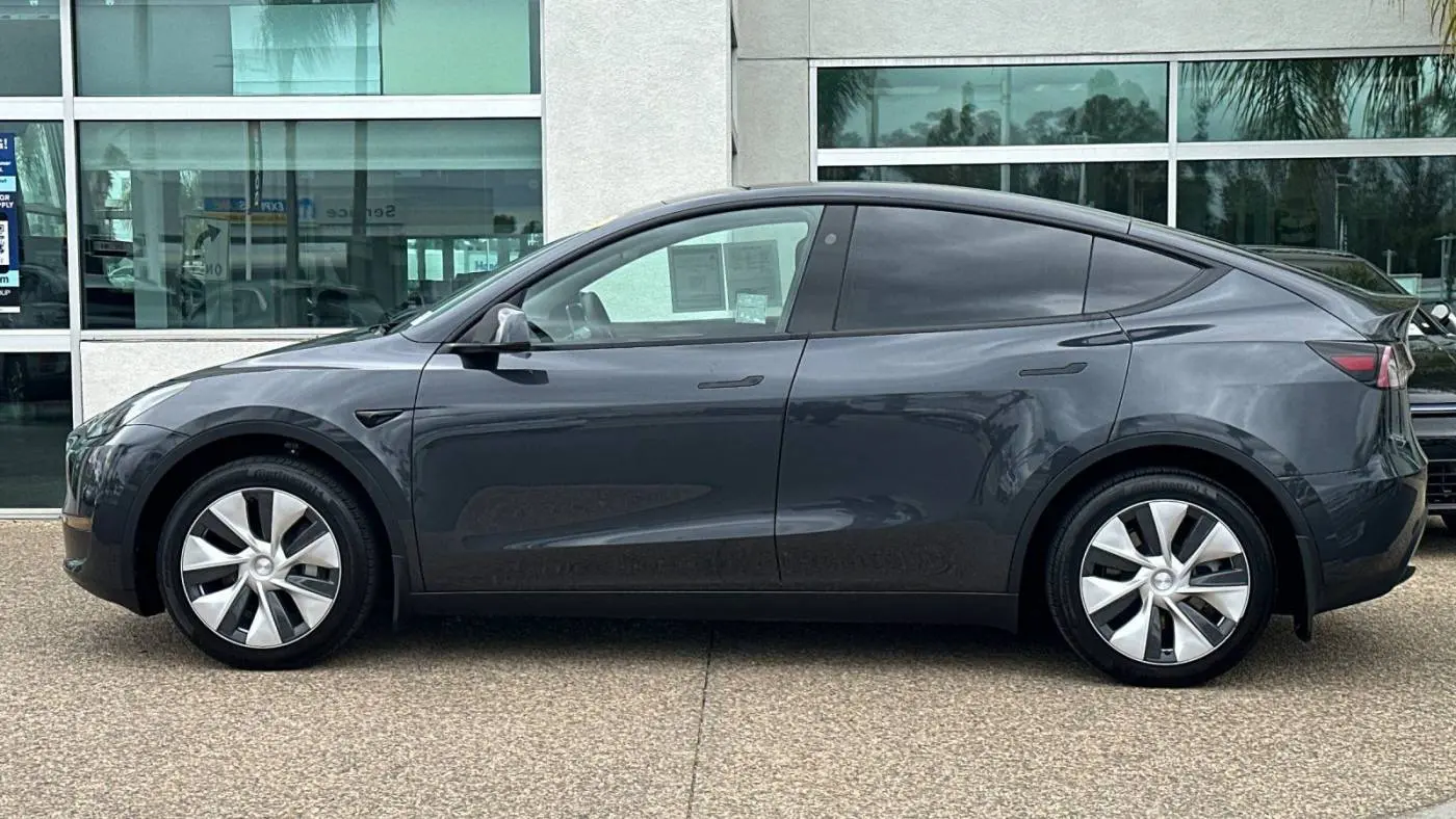 2024 Tesla Model Y 7SAYGDED3RF028944