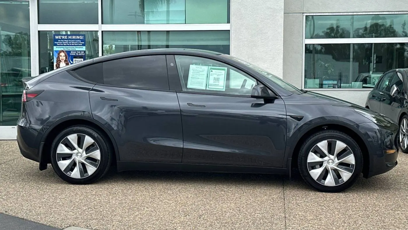 2024 Tesla Model Y 7SAYGDED3RF028944