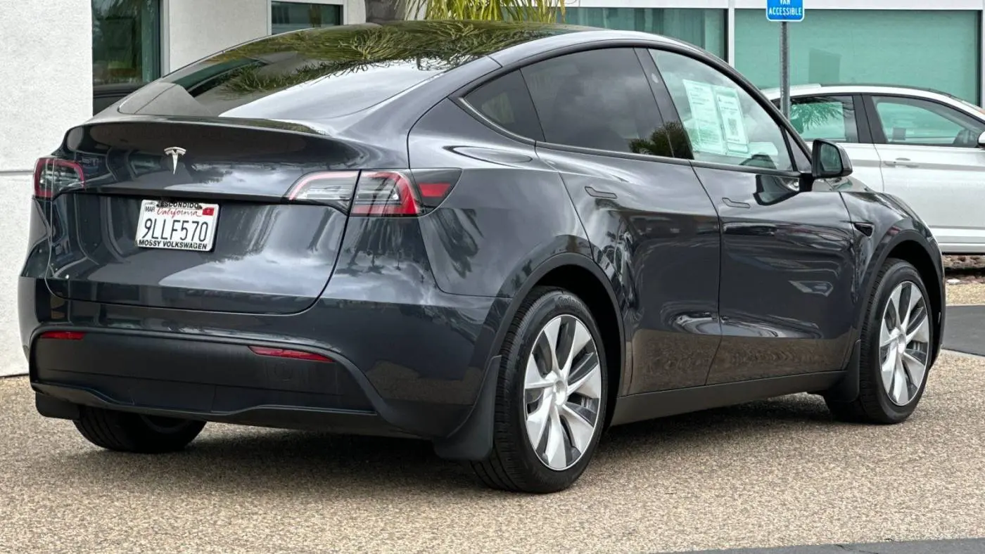 2024 Tesla Model Y 7SAYGDED3RF028944