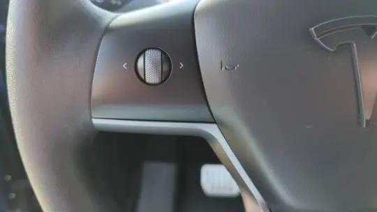 2024 Tesla Model Y 7SAYGDEF7RF063150