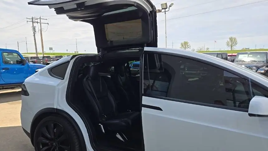2018 Tesla Model X 5YJXCBE41JF109373